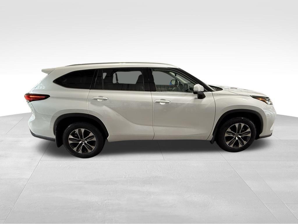 used 2022 Toyota Highlander car, priced at $40,074