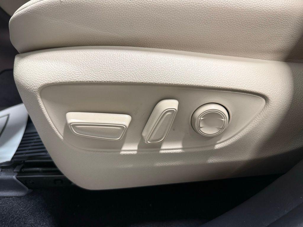 used 2022 Toyota Highlander car, priced at $40,074