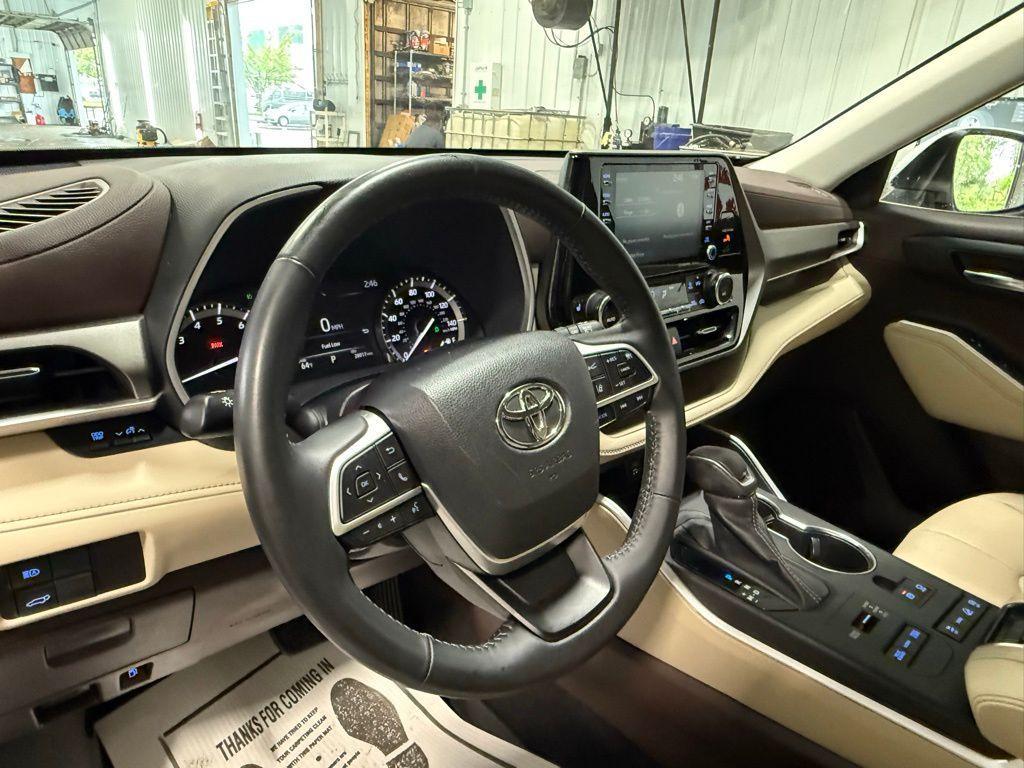 used 2022 Toyota Highlander car, priced at $40,074