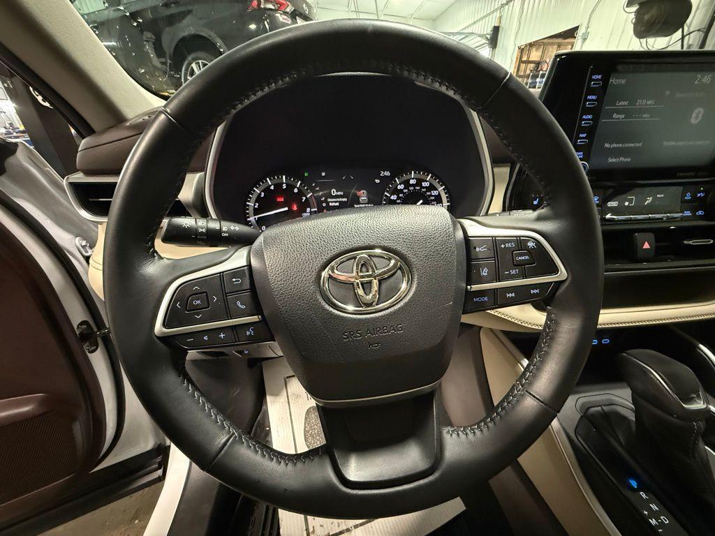 used 2022 Toyota Highlander car, priced at $40,074