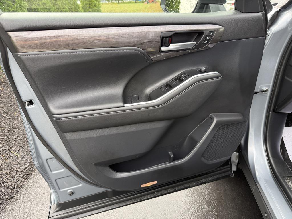 used 2023 Toyota Highlander car, priced at $43,889