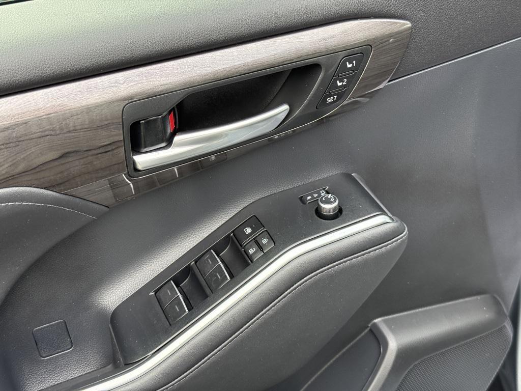 used 2023 Toyota Highlander car, priced at $43,889