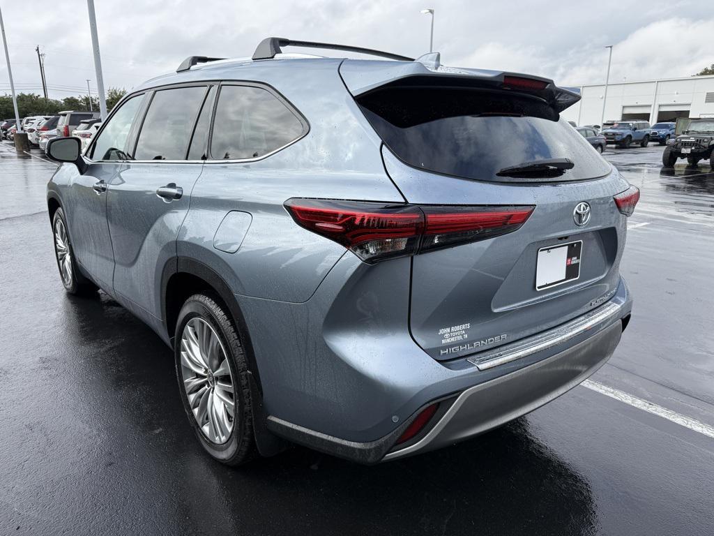 used 2023 Toyota Highlander car, priced at $43,889