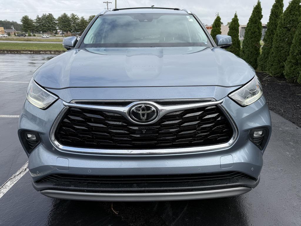 used 2023 Toyota Highlander car, priced at $43,889
