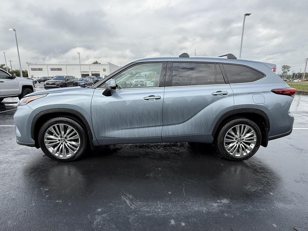 used 2023 Toyota Highlander car, priced at $43,889