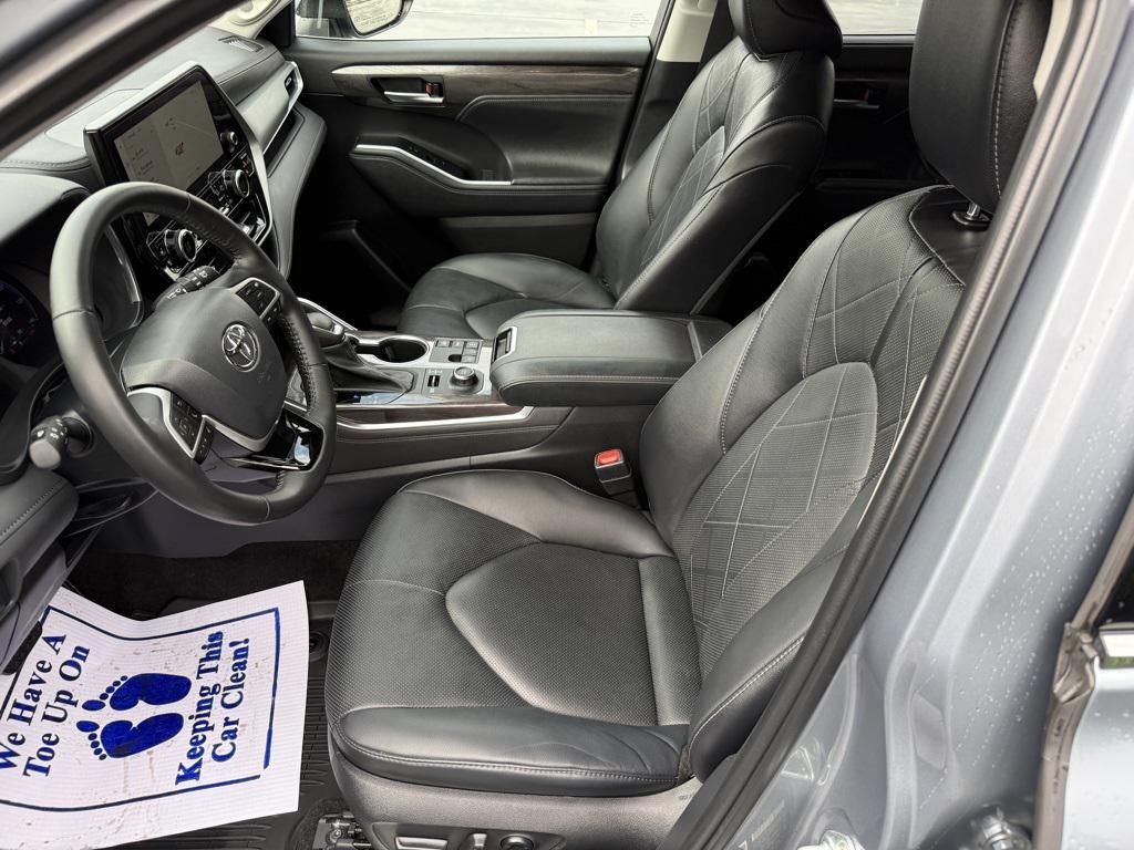 used 2023 Toyota Highlander car, priced at $43,889