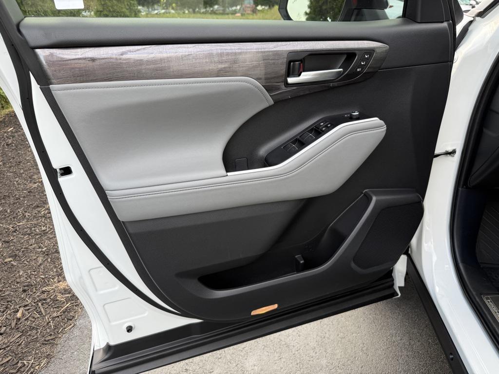 used 2024 Toyota Highlander car, priced at $50,777
