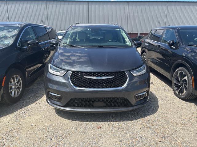 used 2021 Chrysler Pacifica Hybrid car, priced at $25,600