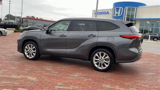 used 2022 Toyota Highlander car, priced at $36,439