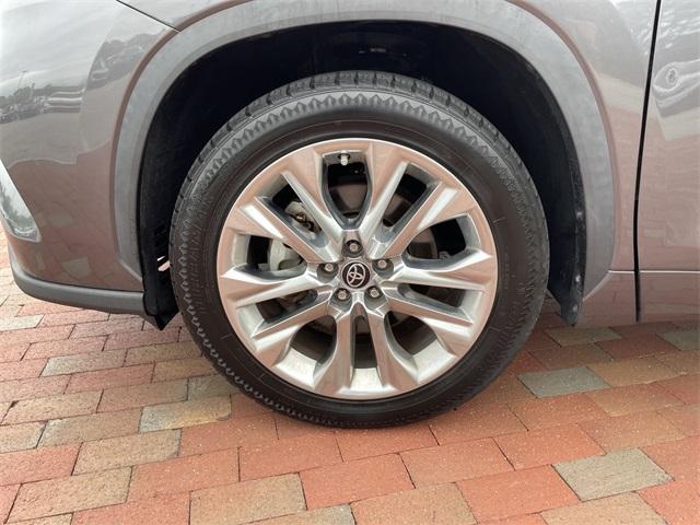 used 2022 Toyota Highlander car, priced at $36,439