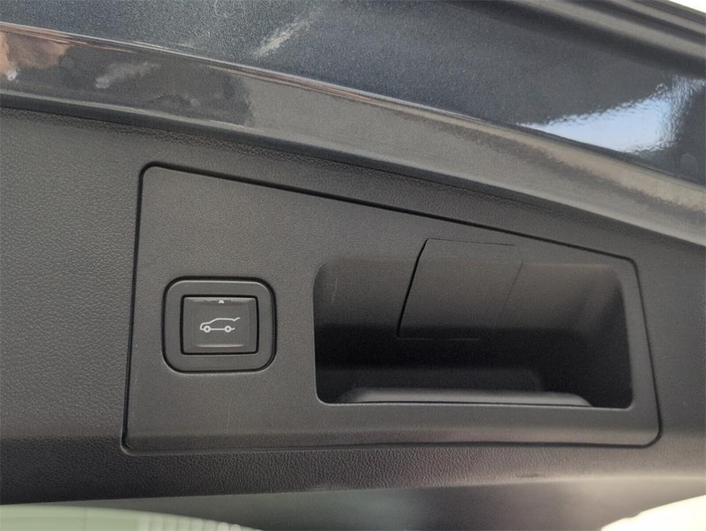 used 2021 Cadillac XT4 car, priced at $21,888