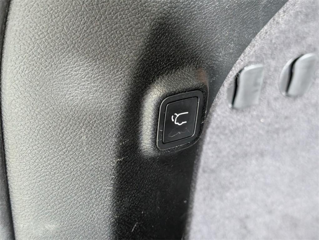 used 2019 Jeep Cherokee car, priced at $18,998