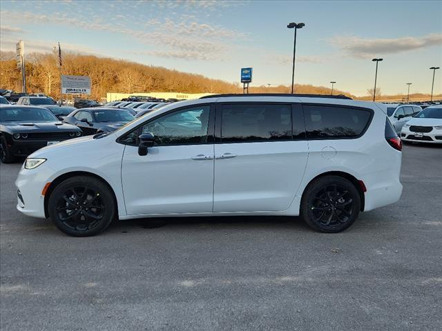 new 2024 Chrysler Pacifica car, priced at $41,539