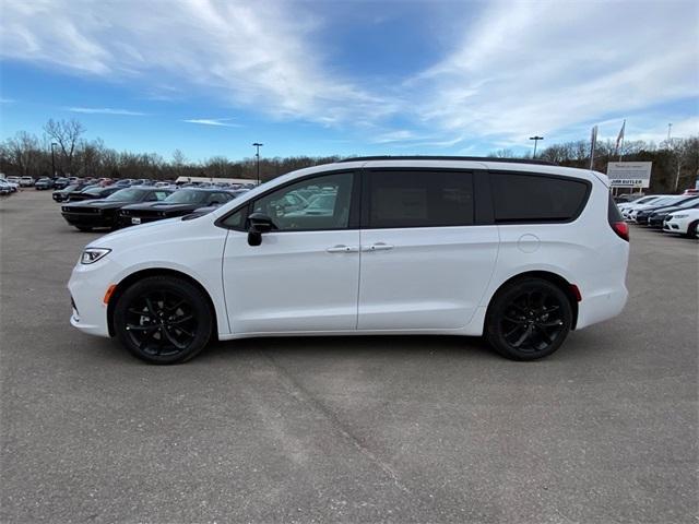 new 2024 Chrysler Pacifica car, priced at $38,289