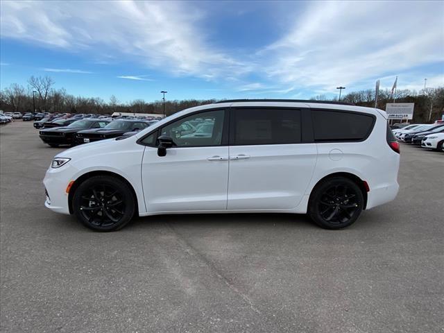 new 2024 Chrysler Pacifica car, priced at $41,539