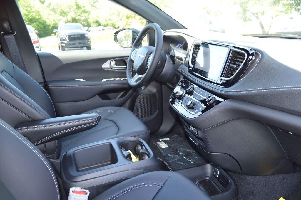 new 2025 Chrysler Pacifica car, priced at $42,947
