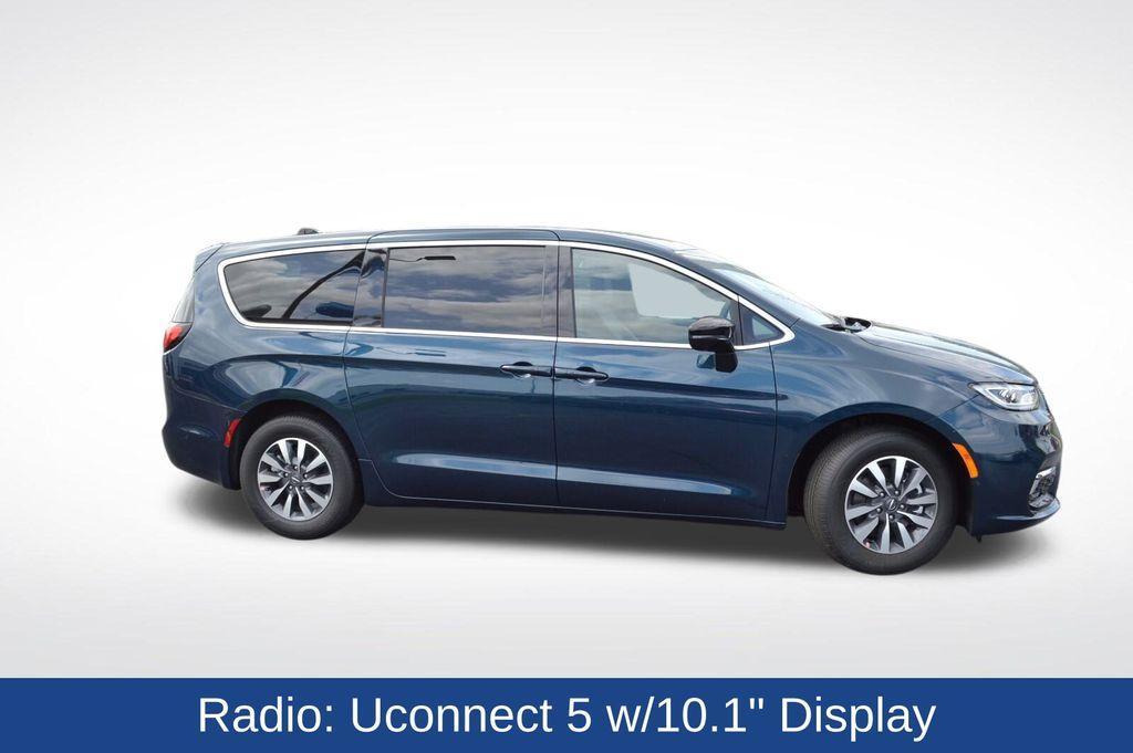 new 2025 Chrysler Pacifica Hybrid car, priced at $44,325