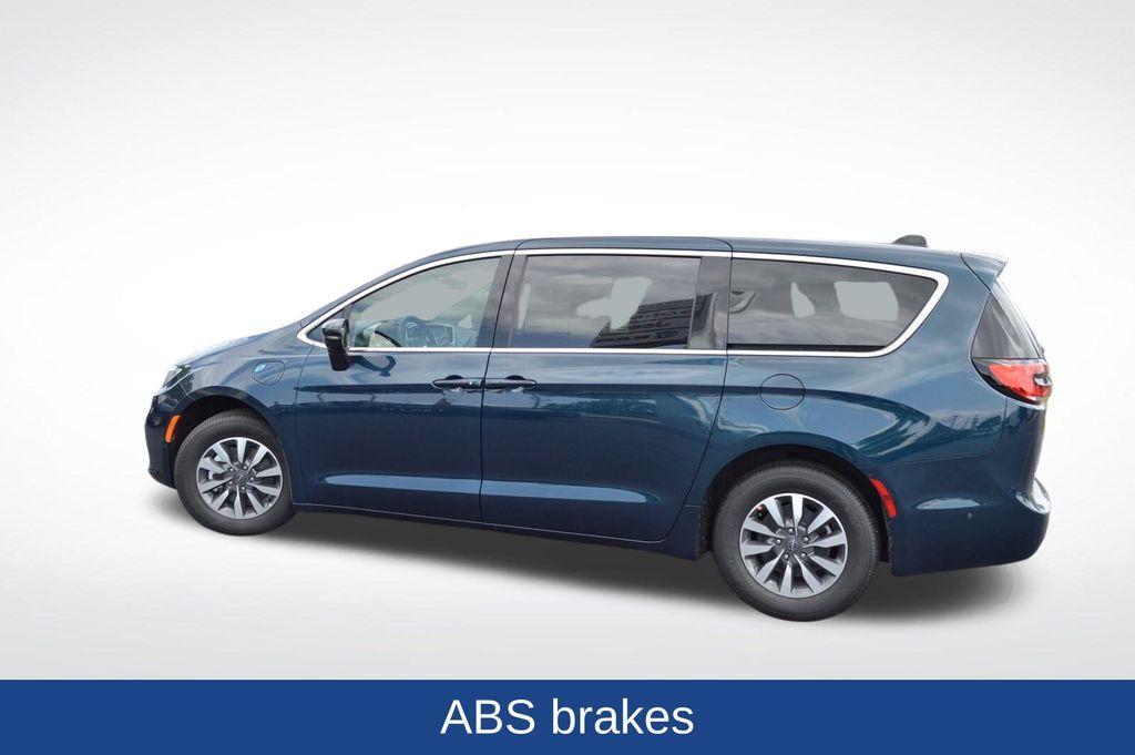 new 2025 Chrysler Pacifica Hybrid car, priced at $44,325