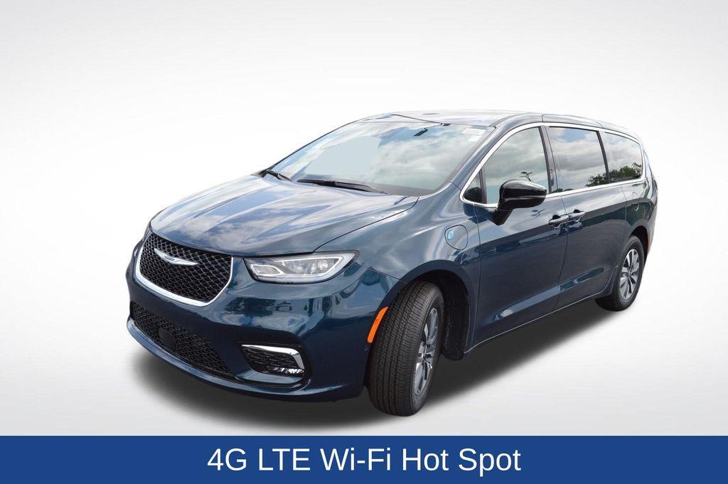 new 2025 Chrysler Pacifica Hybrid car, priced at $44,325