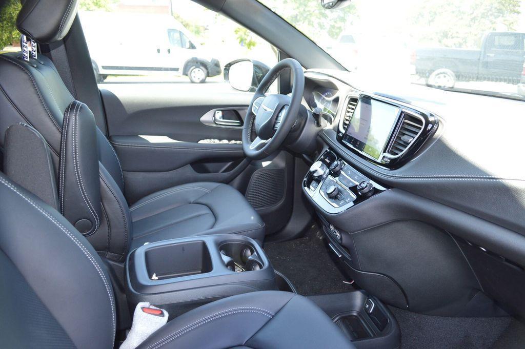 new 2025 Chrysler Pacifica car, priced at $41,278
