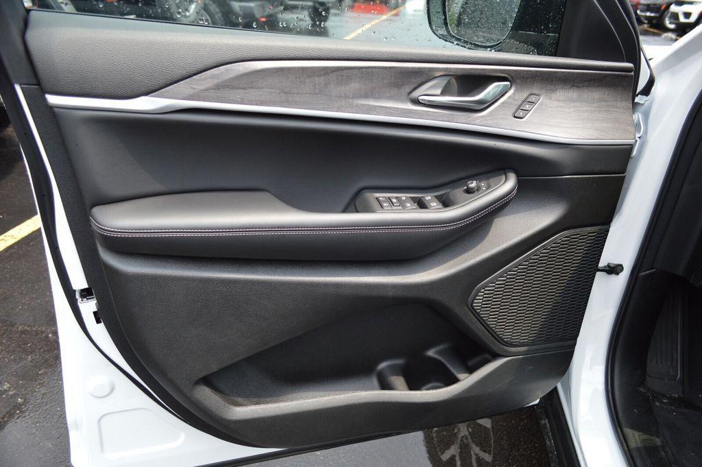 new 2025 Jeep Grand Cherokee car, priced at $41,836