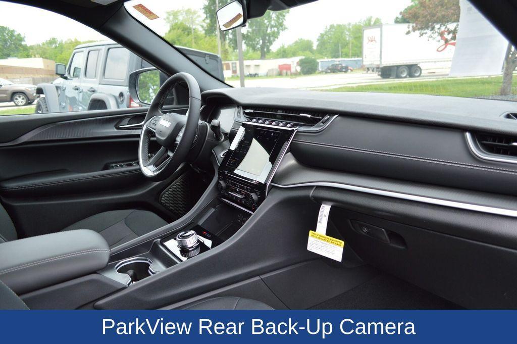 new 2025 Jeep Grand Cherokee car, priced at $42,166