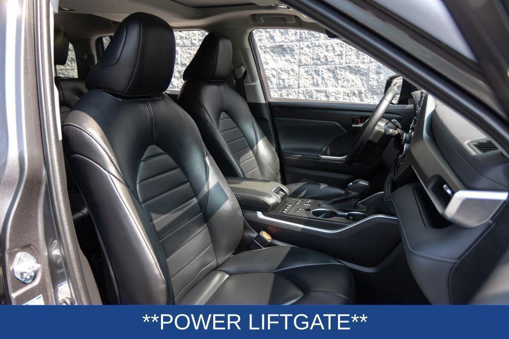 used 2022 Toyota Highlander car, priced at $39,500