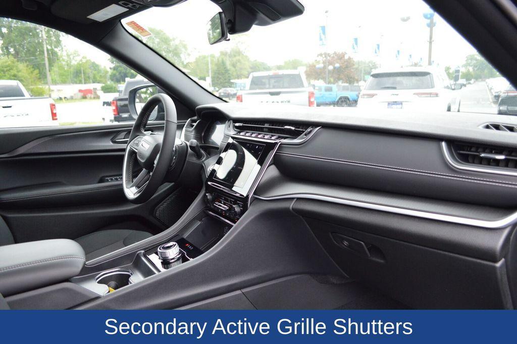 new 2025 Jeep Grand Cherokee car, priced at $39,999
