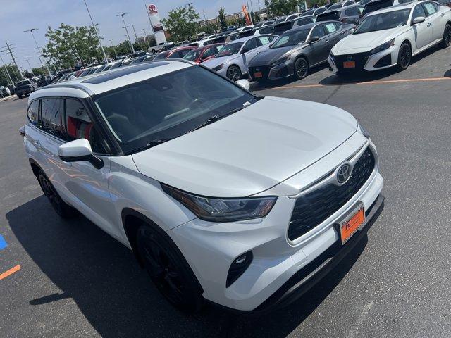 used 2022 Toyota Highlander car, priced at $37,685