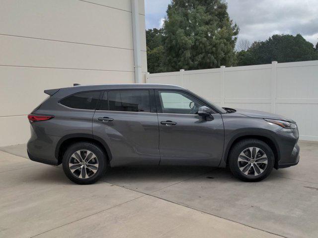 used 2021 Toyota Highlander car, priced at $27,995