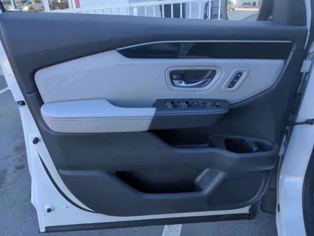 new 2025 Honda Pilot car, priced at $49,405