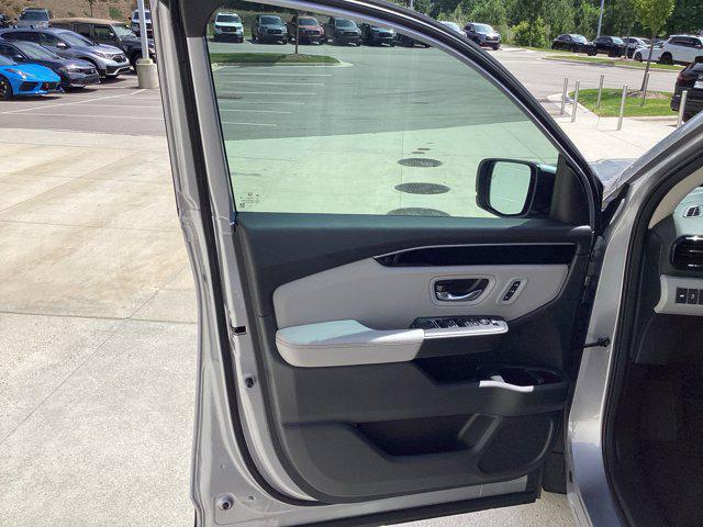 new 2025 Honda Pilot car, priced at $48,950