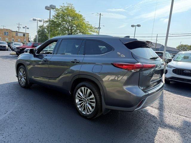 used 2020 Toyota Highlander car, priced at $32,999
