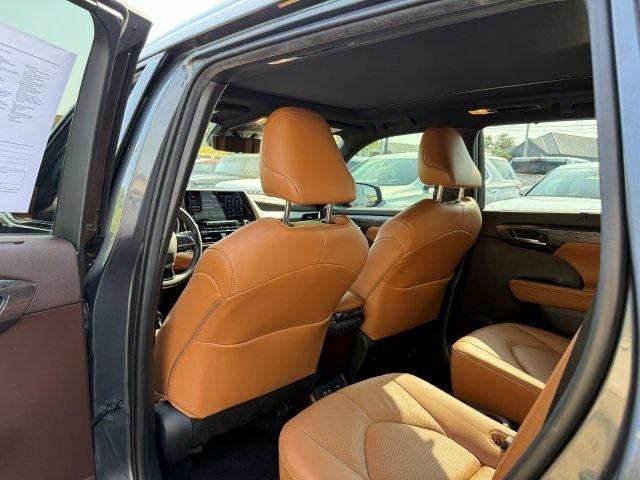 used 2020 Toyota Highlander car, priced at $32,999