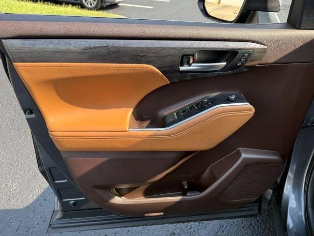 used 2020 Toyota Highlander car, priced at $32,999