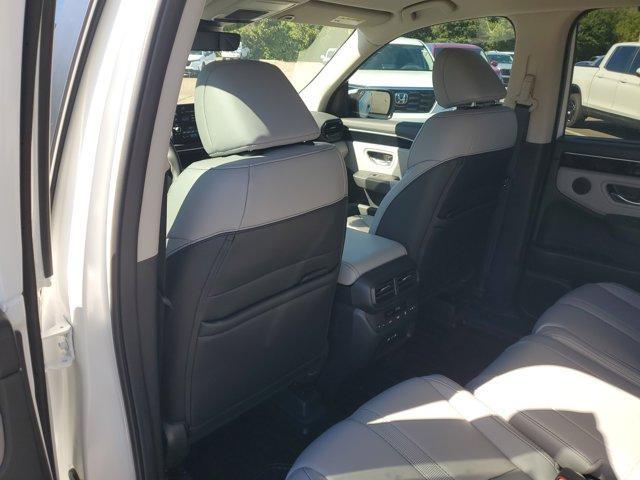 new 2025 Honda Pilot car, priced at $45,242