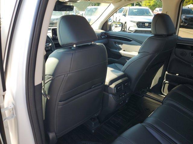 new 2025 Honda Pilot car, priced at $44,695