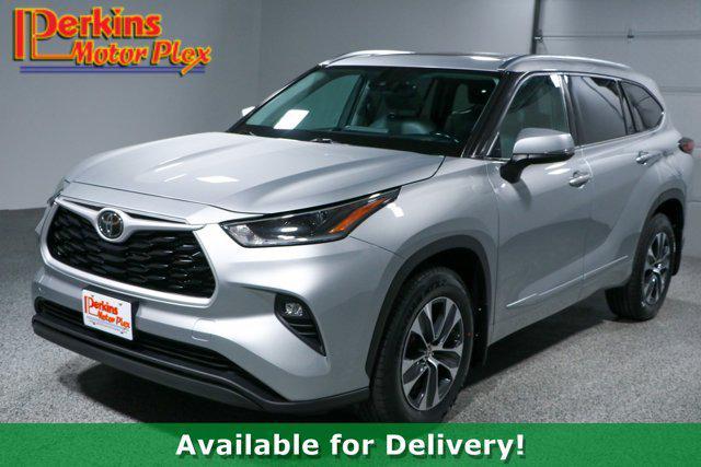 used 2021 Toyota Highlander car, priced at $31,995