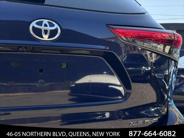 used 2022 Toyota Highlander car, priced at $34,500