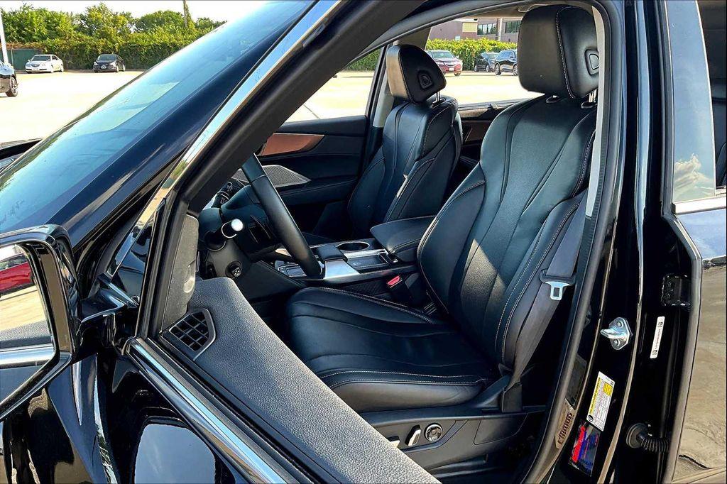 used 2022 Acura MDX car, priced at $34,081