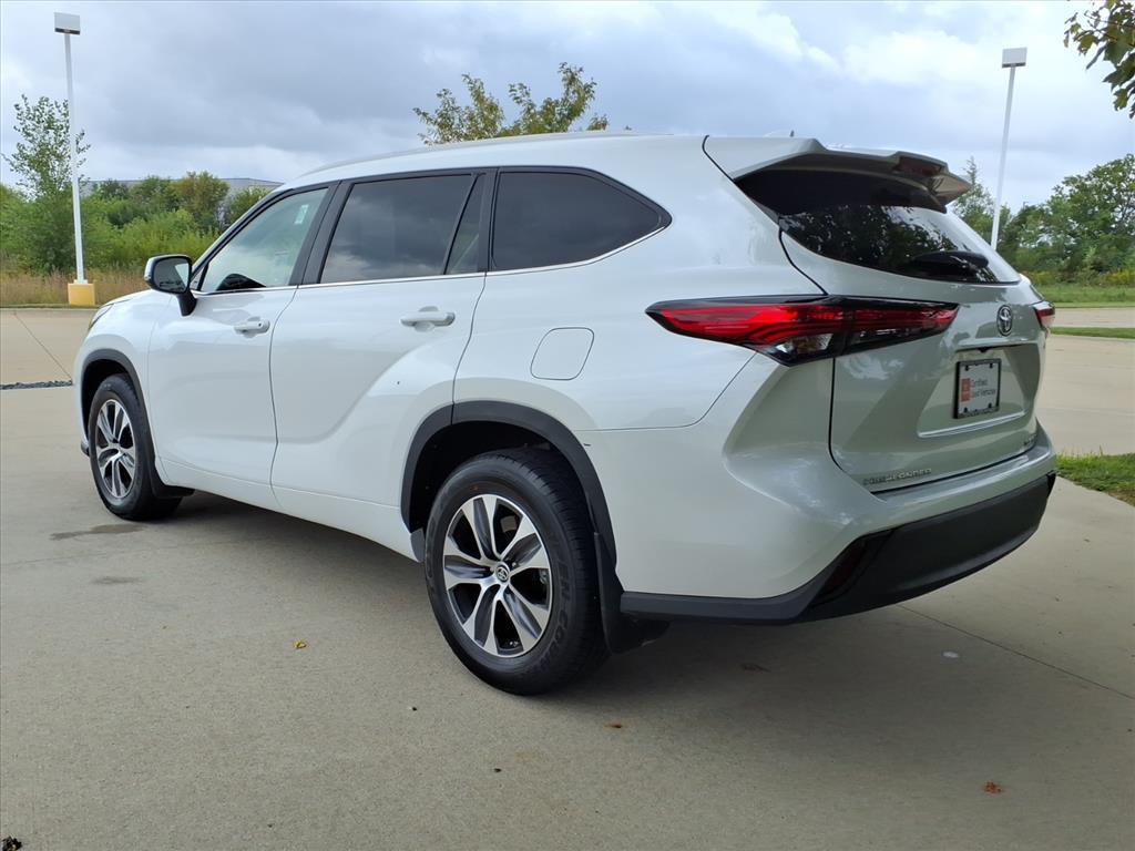 used 2023 Toyota Highlander car, priced at $37,999