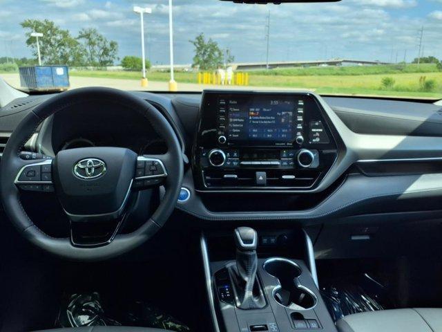 used 2021 Toyota Highlander Hybrid car, priced at $41,999