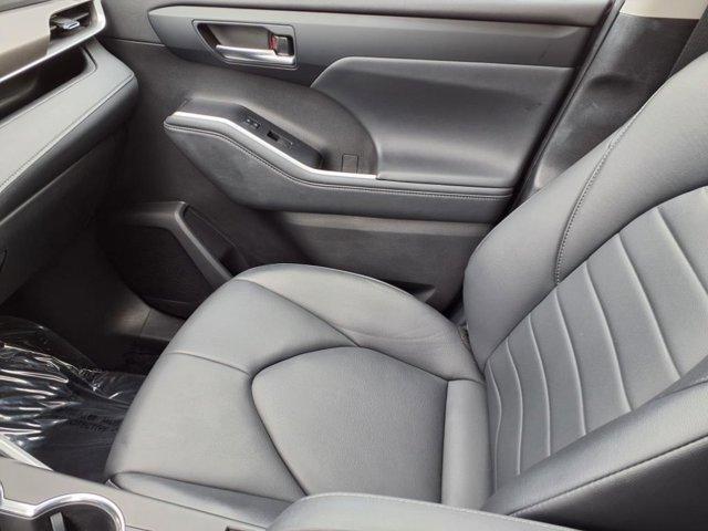 used 2022 Toyota Highlander car, priced at $41,999