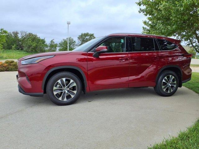 used 2022 Toyota Highlander car, priced at $41,999