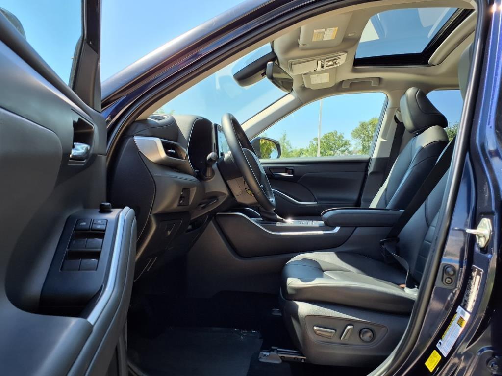 used 2020 Toyota Highlander car, priced at $33,999
