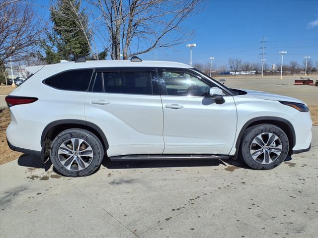 used 2022 Toyota Highlander car, priced at $38,999