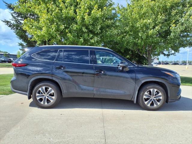 used 2022 Toyota Highlander car, priced at $39,999