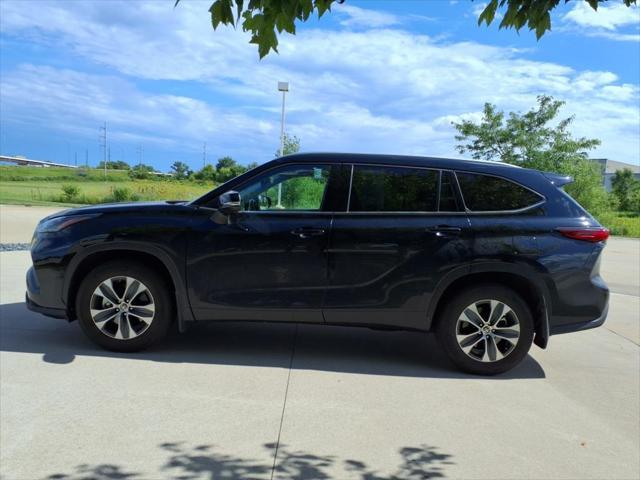 used 2022 Toyota Highlander car, priced at $39,999