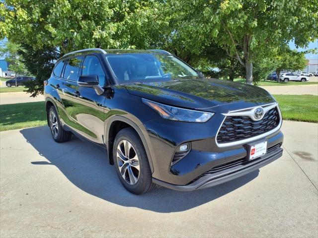 used 2022 Toyota Highlander car, priced at $39,999