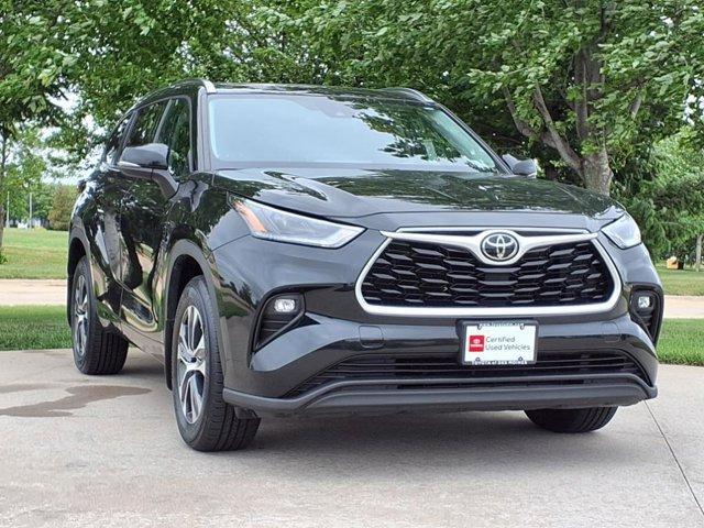 used 2021 Toyota Highlander car, priced at $34,999